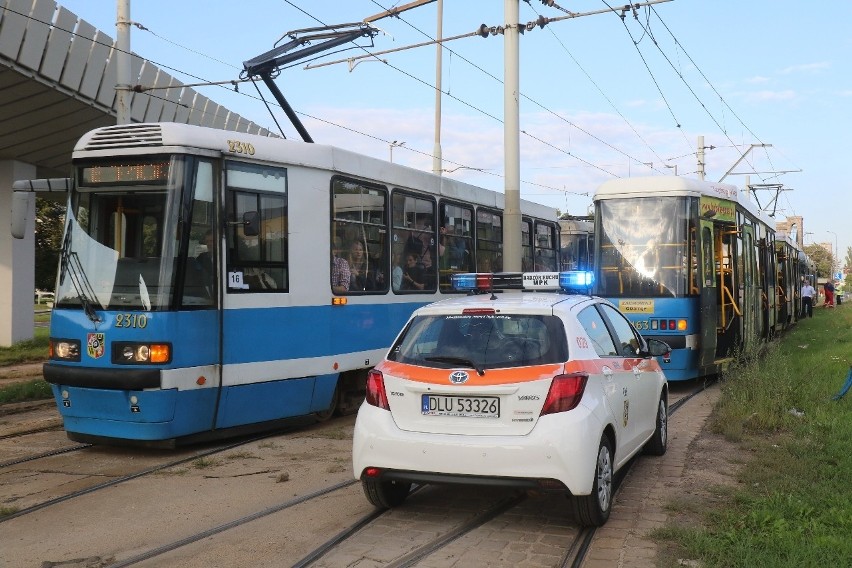 Połamany pantograf w tramwaju 33. Są duże utrudnienia 