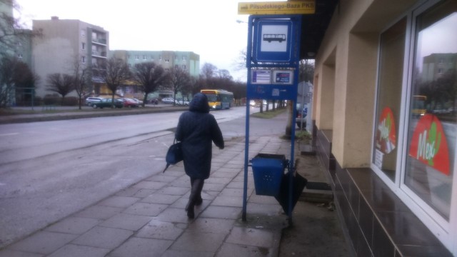 Na tym przystanku młody mężczyzna kilka dni temu przysłuchiwał się rozmowie dwóch starszych pań. Po wejściu do autobusu zaczął je obrażać