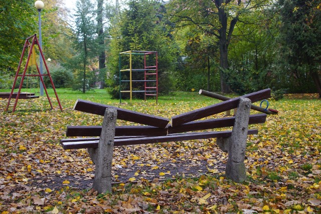 Wandale pocięli piłą ławkę i huśtawkę w parku przy strudze Moszczenicy