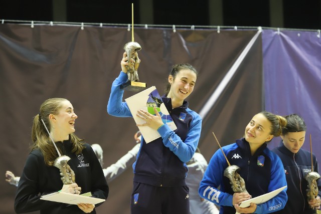 Na najwyższym stopniu podium po wyrównanych walkach stanęła Włoszka Carlotta Fusetti. Drugie miejsce zajęła reprezentująca Stany Zjednoczone Magda Skarbonkiewicz, trzecie przypadło reprezentantce Włoch Micheli Landi i  pochodzącej z Francji Cyrielle Girardin. Zobacz kolejne zdjęcia. Przesuwaj zdjęcia w prawo - naciśnij strzałkę lub przycisk NASTĘPNE