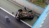 Samochód spadł z wiaduktu w Sosnowcu. Suzuki grand vitara przebiła barierki i dachowała. |Wypadek w Sosnowcu ZDJĘCIA|