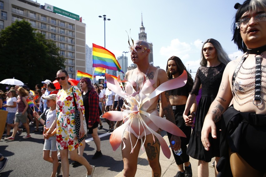 Parada Równości 2021 przeszła ulicami Warszawy [ZDJĘCIA] [WIDEO] Biedroń apeluje do opozycji