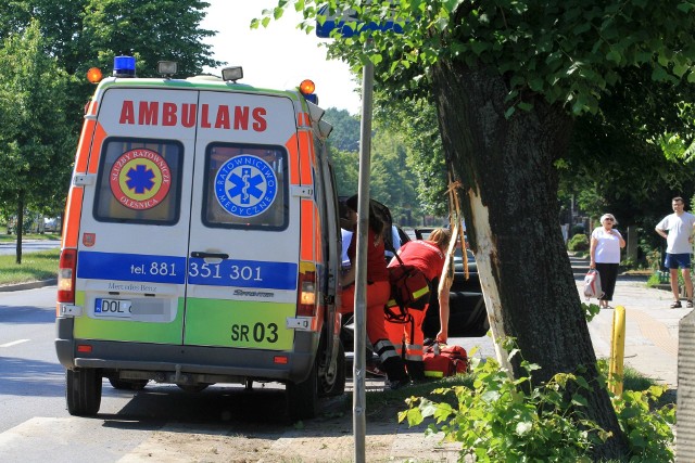 Karetka uderzyła w drzewo na Kochanowskiego