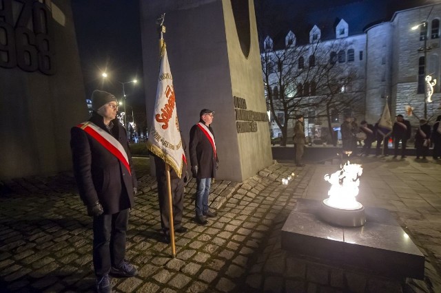 Główne uroczystości związane z obchodami 37. rocznicy wprowadzenia stanu wojennego w Polsce odbyły się w czwartek po południu pod Pomnikiem Poznańskiego Czerwca na placu Mickiewicza w Poznaniu. Ich organizatorem był NSZZ Solidarność.Przejdź do kolejnego zdjęcia --->