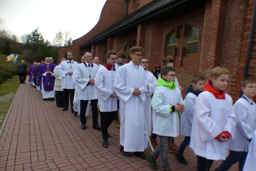 Ważna uroczystość - poświęcenie kościoła na Barwinku w Kielcach. Byli biskup Jan Piotrowski, kapłani i parafianie [ZDJĘCIA, WIDEO]    