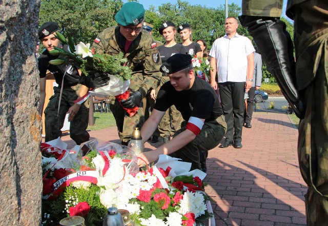 Młodzież, społeczni działacze, przedstawiciele władz miasta i wojska oraz kibice Olimpii spotkali się wczoraj w godzinę „W” pod pomnikiem gen. Tadeusza „Bora” Komorowskiego, dowódcy Armii Krajowej.  Spotkali się, by w 74. rocznicę wybuchu Powstania Warszawskiego uczcić pamięć poległych w tej walce i oddać im hołd. Podczas uroczystości wręczono wyróżnienia. Złote odznaczenie  za wkład pracy społecznej w Światowy Związek Żołnierzy AK otrzymali Barbara Winter i Łukasz Piasecki. Medal za zasługi dla Światowego Związku Żołnierzy AK wręczono st. chor. szt. Romanowi Sarnowskiemu i Alinie Grzecy - Hordyńskiej. Całość odbyła się z towarzyszeniem ceremoniału wojskowego. 