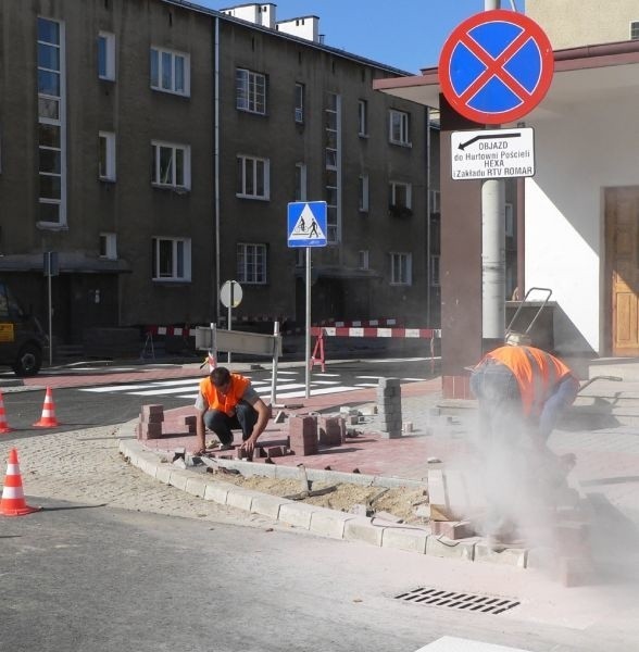 Ulica Popiełuszki wraz z rondem miały być oddane do użytku jeszcze w ubiegłym tygodniu. Tymczasem na miejscu praca wre na całego.