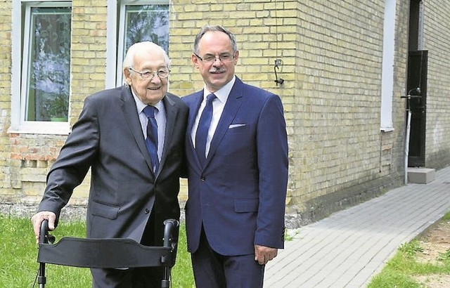 Andrzej Wajda przed domem, w którym się urodził, razem z prezydentem Czesławem Renkiewiczem w czerwcu ub.r.