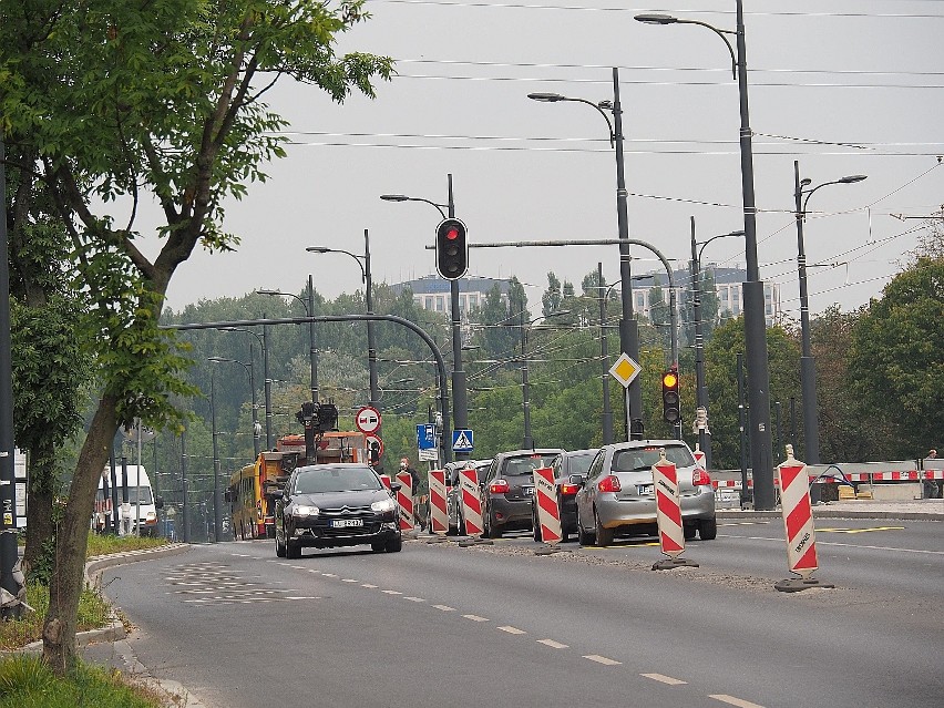 Drogowcy zamknęli prawy pas ruchu na ul. Przybyszewskiego...