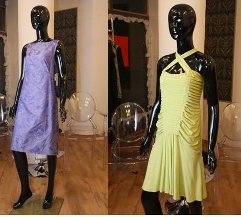 Na zdjęciu: Fioletowa sukienko Moschino z żakardowej tkaniny...