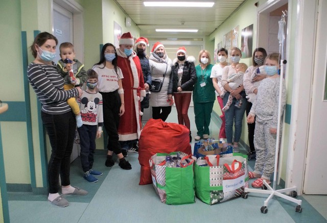 Mimo koronawirusa, Mikołaj nie zapomniał o chorych dzieciach przebywających w szpitalu w Inowrocławiu oraz o pacjentach oddziału covidowego tej lecznicy, obdarowując ich podarkami