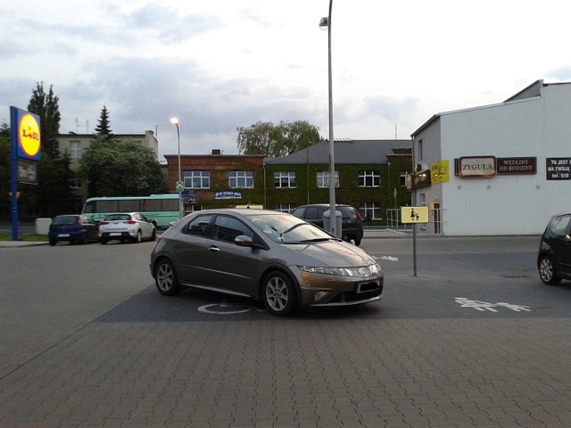 Autodran na parkingu sklepu Lidl w Zielonej Górze.