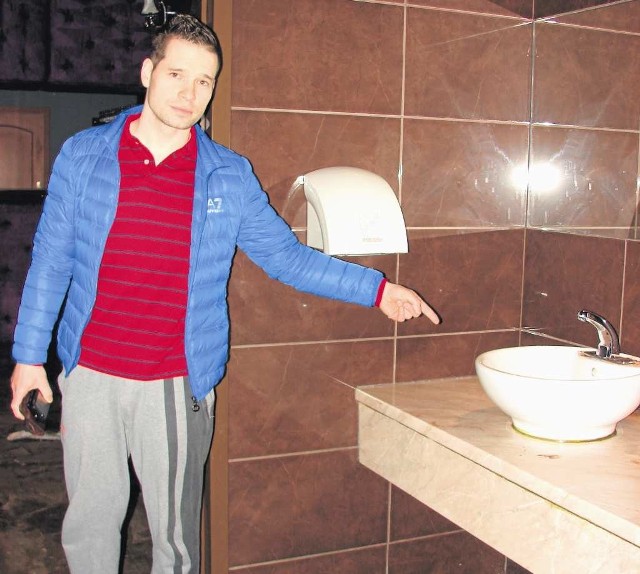 Właściciel tarnowskiego lokalu „Alfa” pokazuje klubową toaletę, w której nieznana osoba rozlała cuchnącą substancję