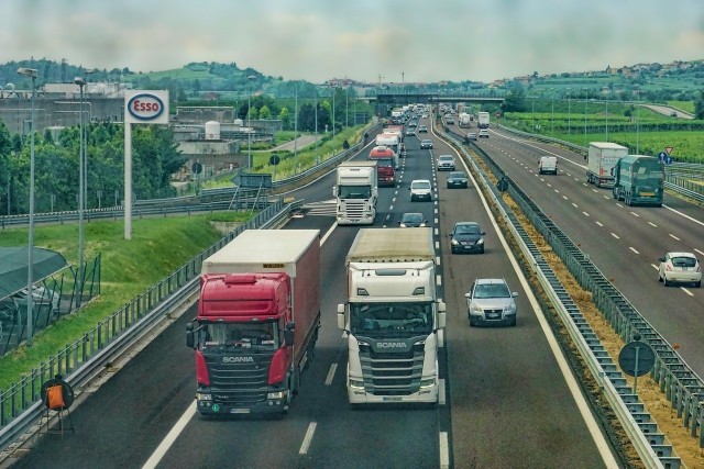 Wybierasz się w podróż za granicę? Planujesz jazdę autostradami? Tutaj znajdziesz garść ważnych informacji oraz ciekawostek dotyczących autostrad w krajach Unii Europejskiej. Przejdź do galerii! >>Przepisy drogowe za granicą. Co warto wiedzieć?