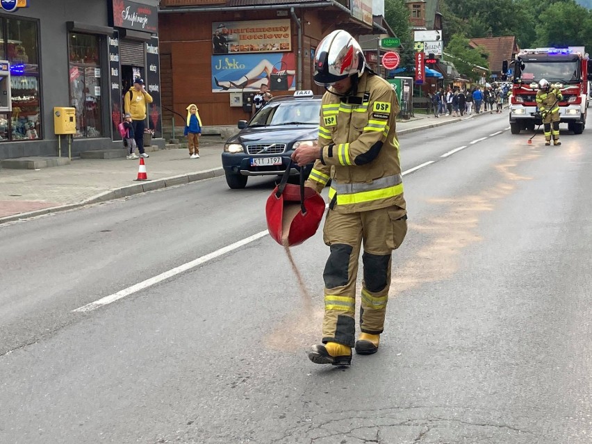 Zakopane. Komuś się nieźle ulało... Plama oleju samochodowego przez pół miasta 