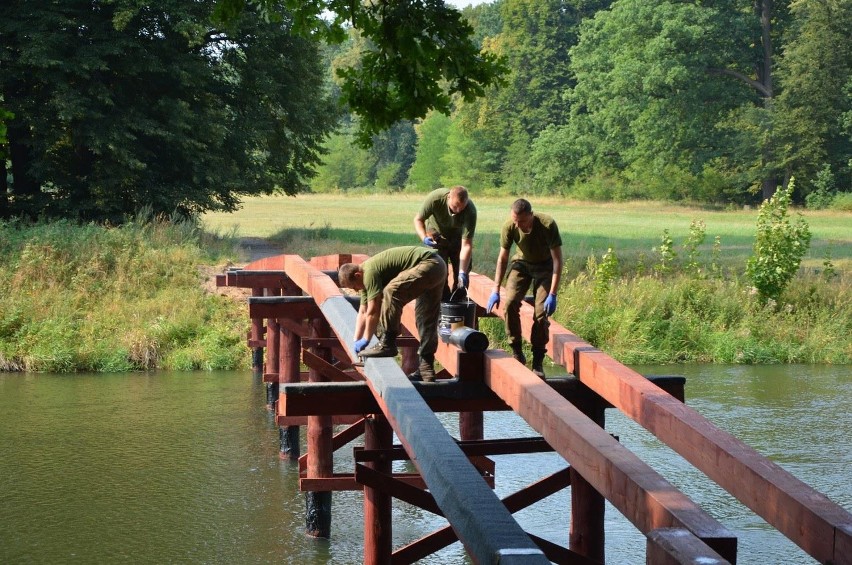 Żołnierze odbudowali kładkę w żagańskim parku (zdjęcia)