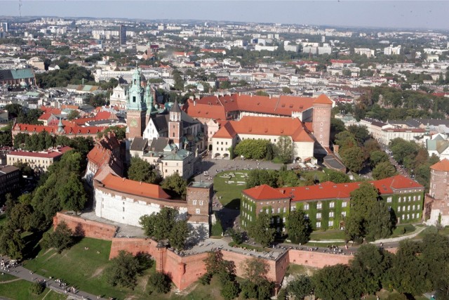 Można powiedzieć, że za czasów królów Polska miała kilka stolic. Ale  to na Wawelu odbywały się chrzty, śluby, koronacje królów i pogrzeby władców.