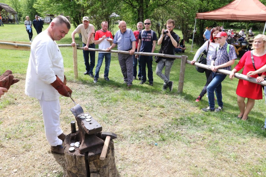 Wytopki Ołowiu w Muzeum Wsi Kieleckiej w Tokarni. Wielkie atrakcje [WIDEO, ZDJĘCIA]