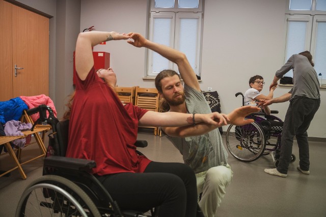 Podczas kilkutygodniowych warsztatów pod okiem choreografki Doroty Baranowskiej i artystki Pauli Czarneckiej uczestnicy poznawali i zgłębiali praktyki partnerowania, zaufania oraz relacji grupowej poprzez taniec.