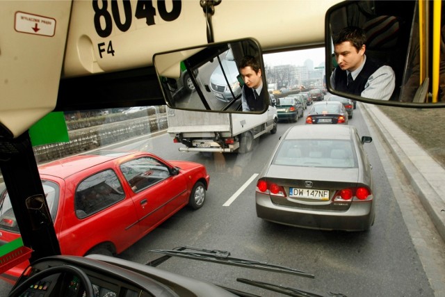 Autobusy pospieszne stoją w korkach jak wszystkie inne. Dlaczego więc mają być droższe?