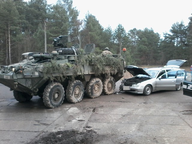 Niecodzienne zderzenie osobowego auta i opancerzonego transportera.