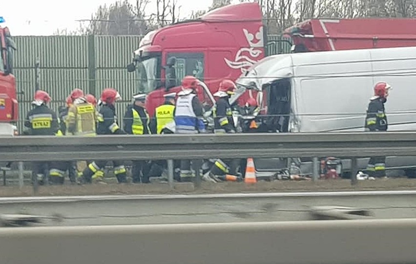 Autostrada A4 jest częściowo zablokowana po wypadku w...