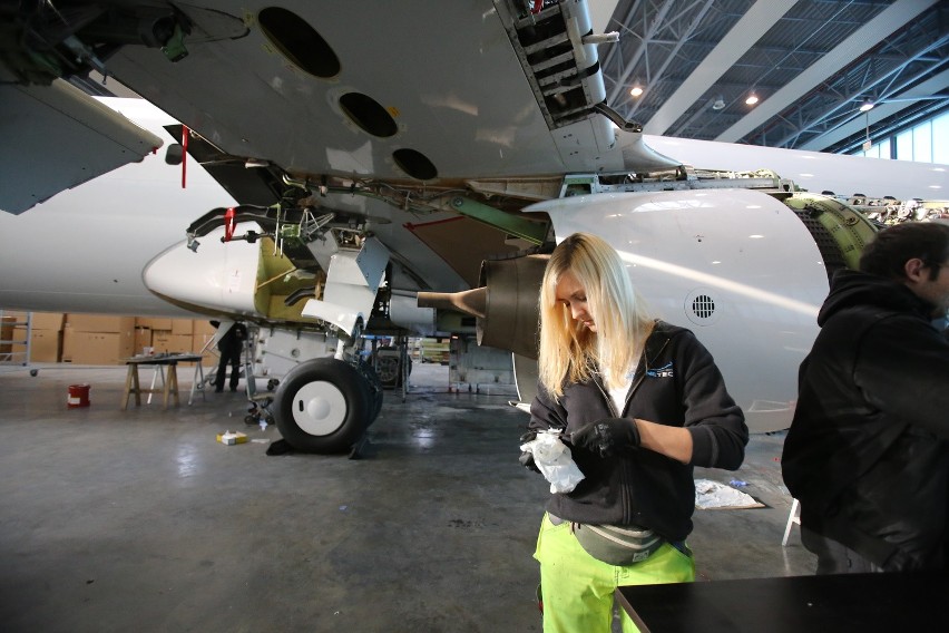 Zobaczcie, jak się serwisuje samoloty w Pyrzowicach. Rozebrany na części boeing [ZDJĘCIA, WIDEO 360]