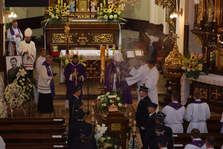 Mszy pogrzebowej przewodniczył biskup tarnowski Andrzej Jeż,...