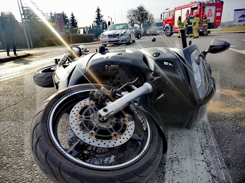 Wypadek w Woli Mystkowskiej na DW 618. Zderzenie samochodu z motocyklem. 25.03.2021