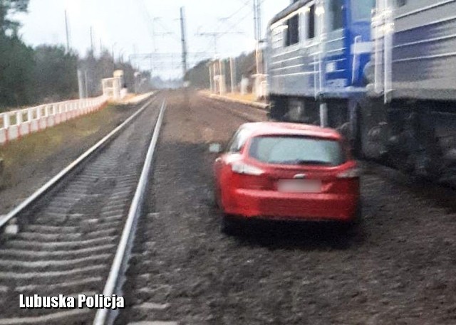 Samochód osobowy prawie zderzył się z pociągiem na przejeździe kolejowym w Pliszce.