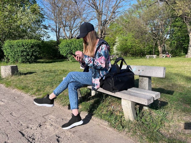 26-letnia Tatiana odpoczywa w parku przy placu Wolności w niedzielne popołudnie