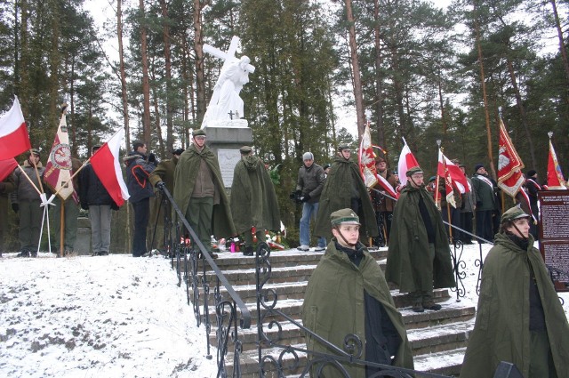 W najbliższą niedzielę mieszkańcy powiatu skarżyskiego uczczą ofiary zbrodni z 1940 roku. 77 lat temu Niemcy w lesie na Borze rozstrzelali około 360 polskich patriotów, głównie skarżyszczan.