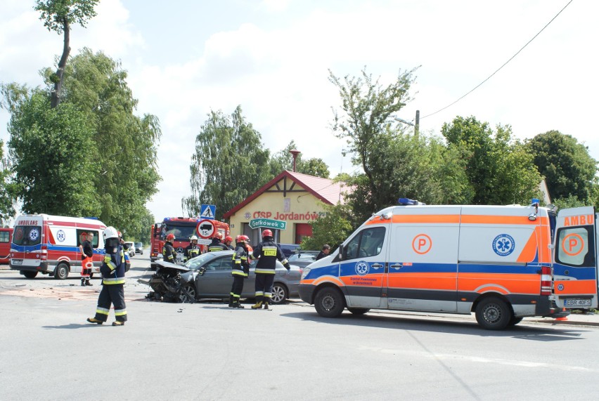 Wypadek w Jordanowie. Oboje kierowcy ranni trafili do szpitala [zdjęcia]