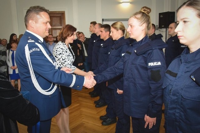 W Komendzie Wojewódzkiej Policji w Rzeszowie ślubowanie złożyło dziś 20 policjantów. Wśród nowo przyjętych jest 5 kobiet. - Zostać policjantem to przede wszystkim zobowiązanie do gotowości na wyzwania, które przed Wami stawiać będzie codzienna służba - mówił do młodych policjantów nadinsp. Henryk Moskwa, Komendant Wojewódzki Policji w Rzeszowie.Gratulacje i życzenia przekazała im wojewoda Ewa Leniart, a tekst modlitwy policjanta odczytał duszpasterz podkarpackich policjantów ks. Marek Buchman. Nowo przyjętym policjantom w uroczystości  towarzyszyli też najbliżsi.ZOBACZ TEŻ: Podkarpaccy policjanci z grupy "Speed" nałożyli już 2405 mandatów