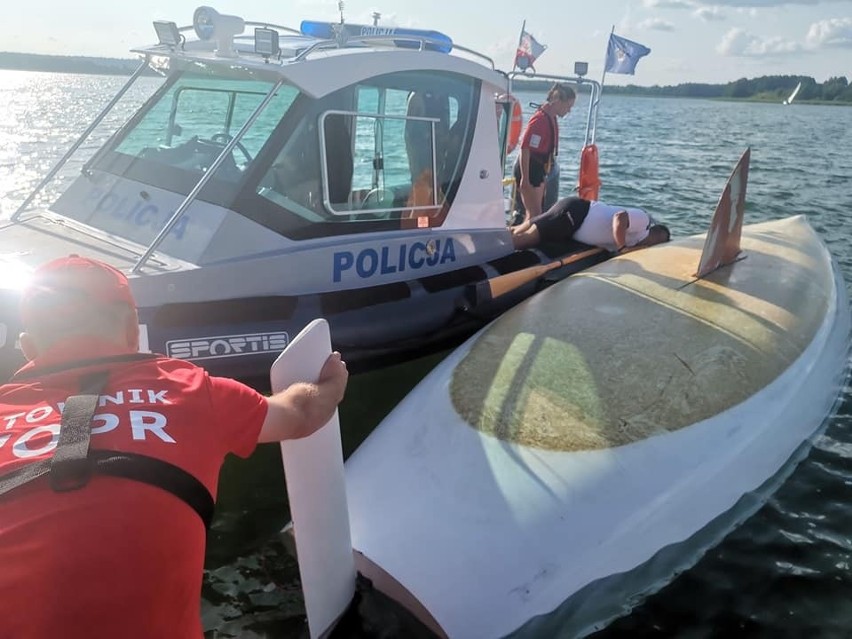 Akcja ratunkowa na jeziorze Wigry. Jacht z białostoczanami na pokładzie przewrócił się i załoga wpadła do wody [ZDJĘCIA]