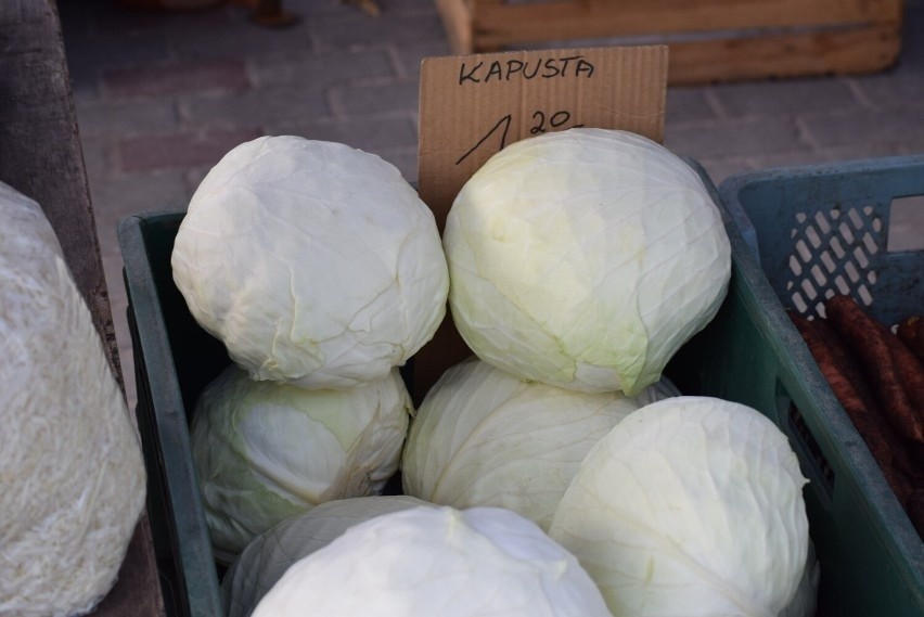 Ceny na targowisku miejskim w Kościerzynie. Ile kosztują warzywa, owoce i mięso? [ZDJĘCIA]