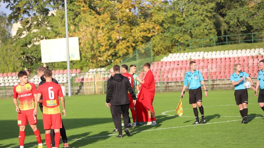 Grała piłkarska 3. liga. Remis Korony II z liderem, kolejna porażka Czarnych. Dwie czerwone kartki dla piłkarzy KSZO 1929 i wygrana!