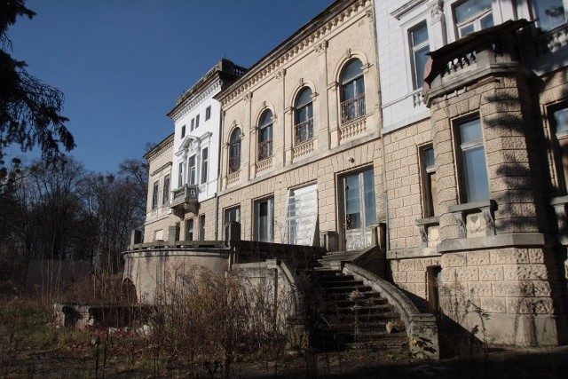 Pałac  w stylu neorenesansowym zbudował Ludwika baron Heinzel w 1899 r. w Łagiewnikach, w  miejscu po dawnym dworku myśliwskim. Żoną Ludwika była Maria hrabianka Colonna-Walewska