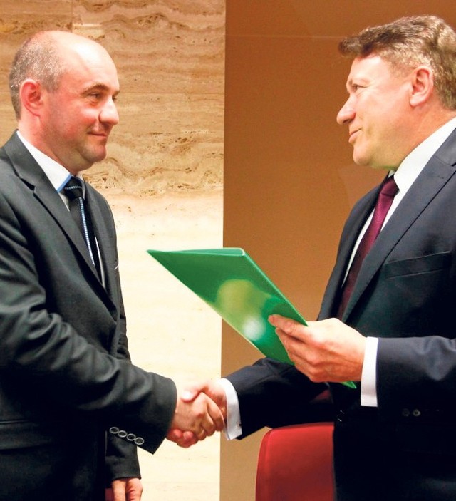 Jerzy Kocój, burmistrz Błażowej odbiera z rąk Lucjana Kuźniara, członka zarządu województwa podpisaną umowę.