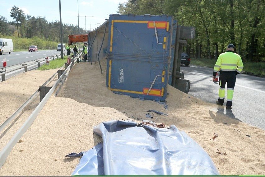 Ciężarówka ze zbożem zablokowała autostradę A6 [ZDJĘCIA] 