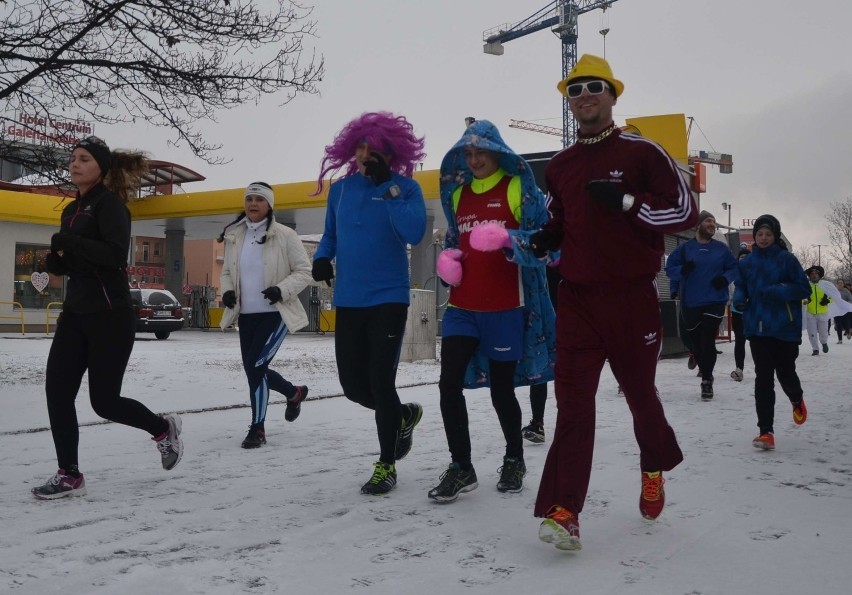 Bieg sylwestrowy 2014 w Malborku. Przebrani biegacze na ulicach miasta [ZDJĘCIA]