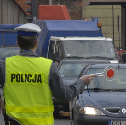 Policjant kierował ruchem przy placu Zwycięstwa. 