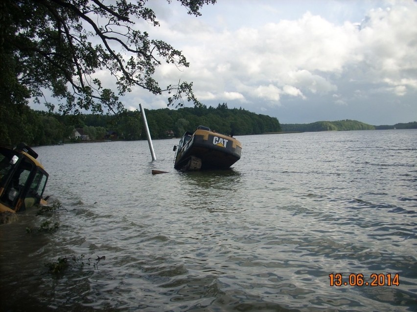 Koparki prawie utonęły w jeziorze Drawsko.
