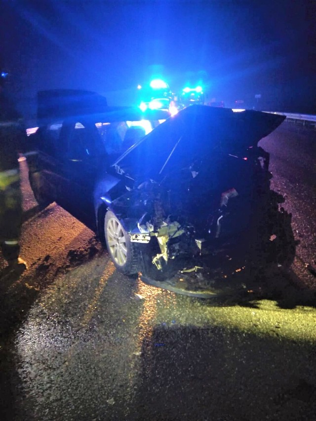 Na autostradzie w Balicach samochód osobowy wpadł w tra, a potem w bariery ochronne