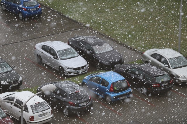 Gwałtowne opady śniegu zaskoczyły mieszkańców wielu miast woj. śląskiego: Katowic, Sosnowca, tarnowskich Gór. Zobaczcie zdjęcia Czytelników