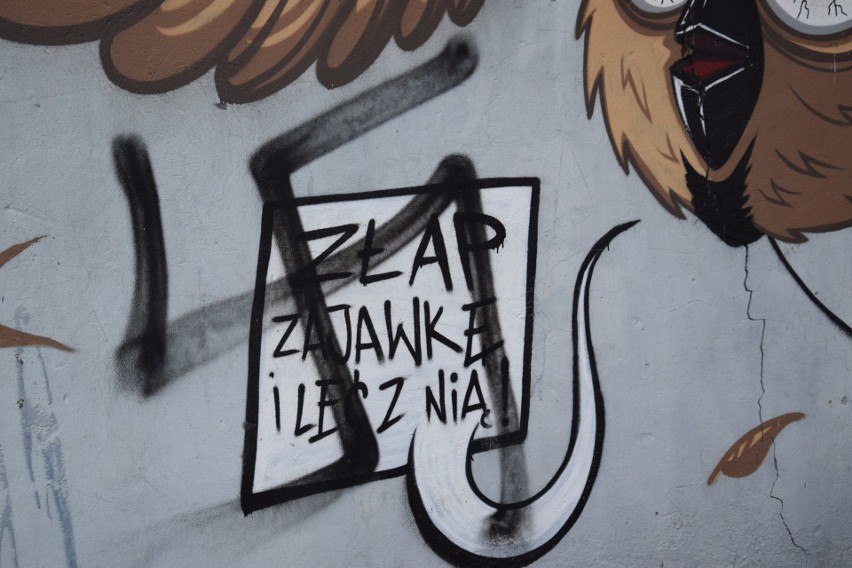 Swastyka na muralu w Kluczborku.
