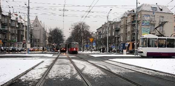 Śnieg w Szczecinie sypie od środy. Prognozy twierdzą, że jeszcze posypie. Dziś w mieście można spodziewać się utrudnień w ruchu i opóźnień w komunikacji miejskiej.