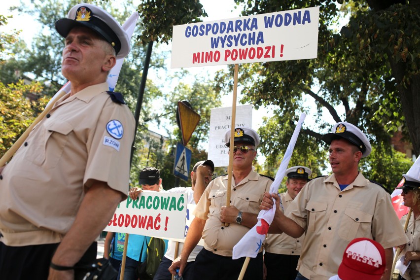 Kraków. Protest pracowników Wód Polskich. Domagają się obiecanych przez rząd podwyżek