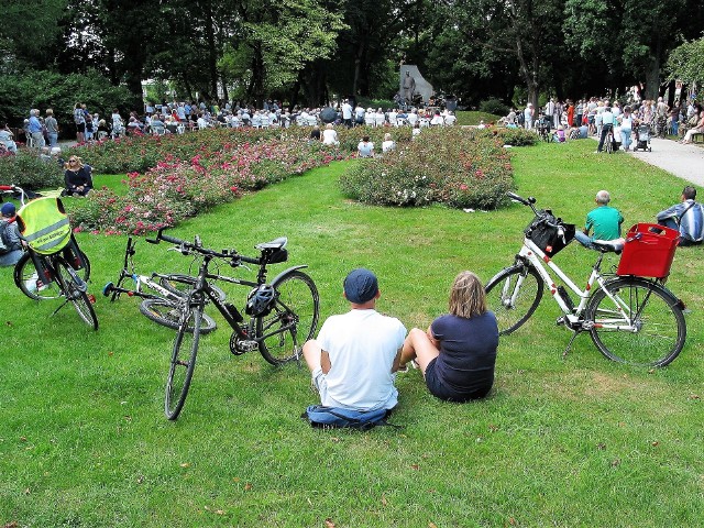 Rowerowo – rodzinna idylla podczas Garden Party u Karola w parku im. Jerzego Waldorffa.