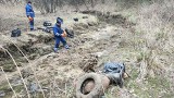 Ruszyła akcja sprzątania Doliny Sztoły w Bukownie. Z suchego koryta rzeki zniknie ogromna ilość odpadów [ZDJĘCIA]